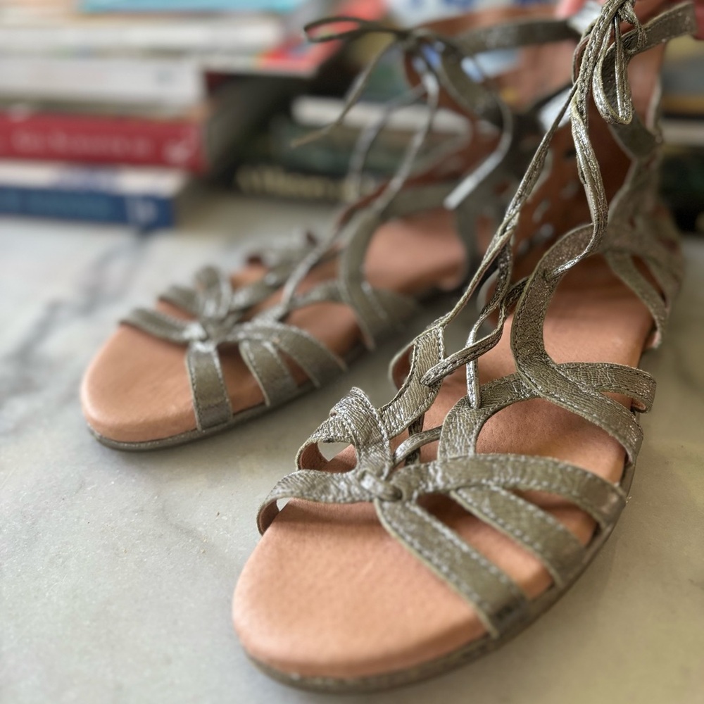 Gladiator Sandal, Gentle Souls by Kenneth Cole, size 8 .:. Like NEW